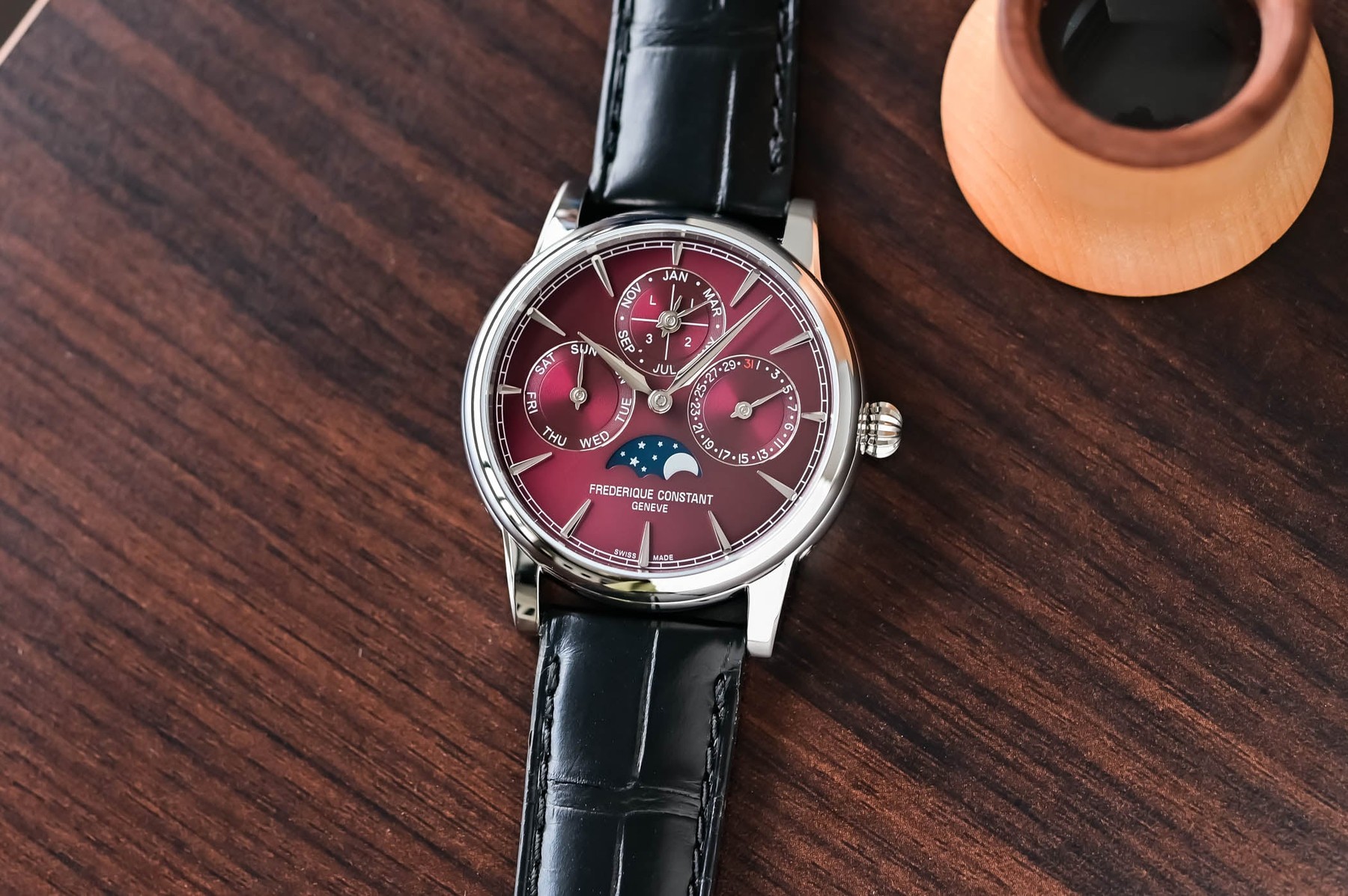 تقويم دائم بميناء عنابي من Frederique Constant