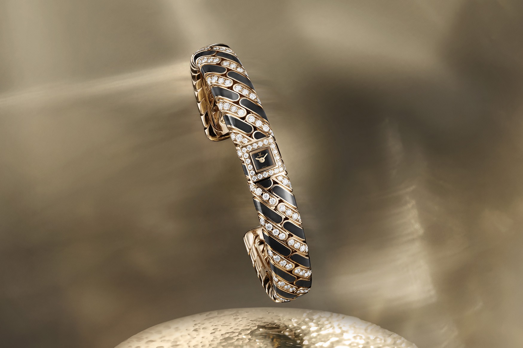 أصغر حركة مستطيلة في العالم داخل سوار من الذهب والألماس من Jaeger-LeCoultre